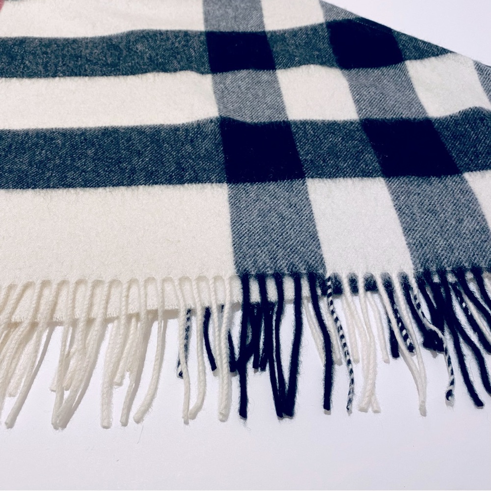 BURBERRY LONDON HALF MEGA CASHMERE BANDANA / SCARF / WRAP. - Picture 8 of 11